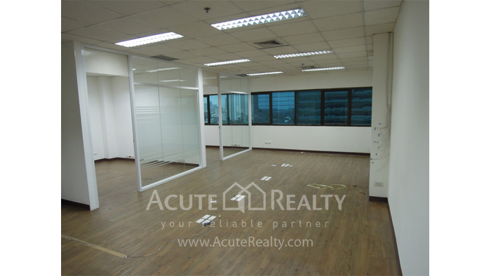 Partly-furnished Office space for rent on Sukhumvit Rd. Ekamai BTS Ekamai Sorachai Building_image1