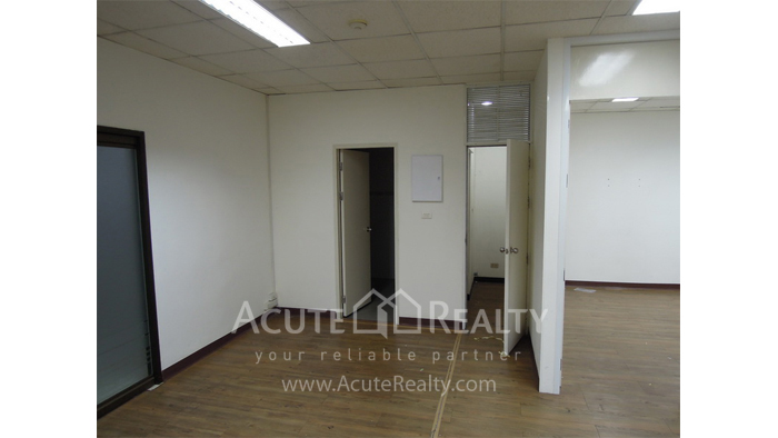 Partly-furnished Office space for rent on Sukhumvit Rd. Ekamai BTS Ekamai Sorachai Building_image4