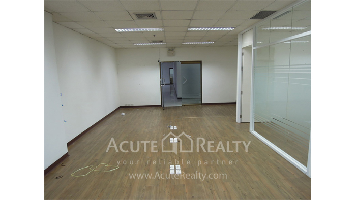 Partly-furnished Office space for rent on Sukhumvit Rd. Ekamai BTS Ekamai Sorachai Building_image5