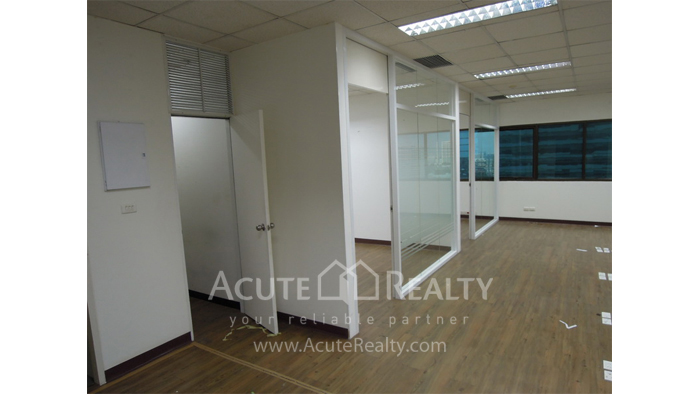 Partly-furnished Office space for rent on Sukhumvit Rd. Ekamai BTS Ekamai Sorachai Building_image6