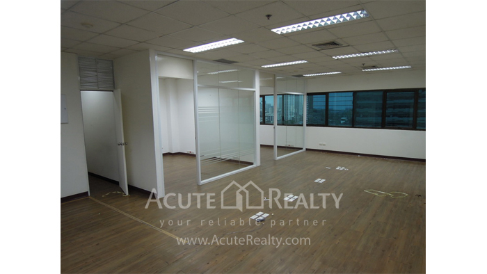 Partly-furnished Office space for rent on Sukhumvit Rd. Ekamai BTS Ekamai Sorachai Building_image8