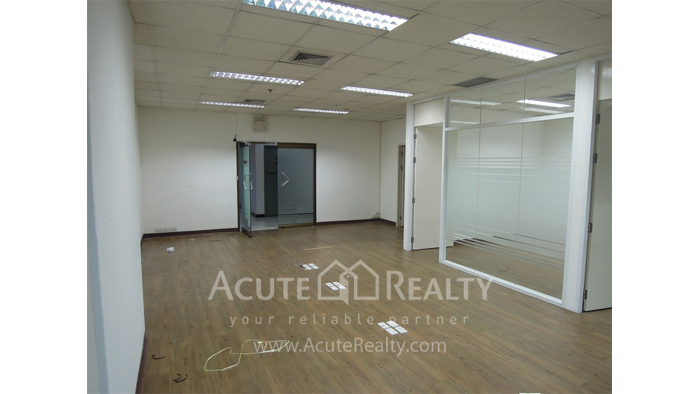 Partly-furnished Office space for rent on Sukhumvit Rd. Ekamai BTS Ekamai Sorachai Building_image9
