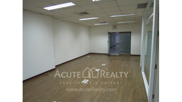 Partly-furnished Office space for rent on Sukhumvit Rd. Ekamai BTS Ekamai Sorachai Building_image10